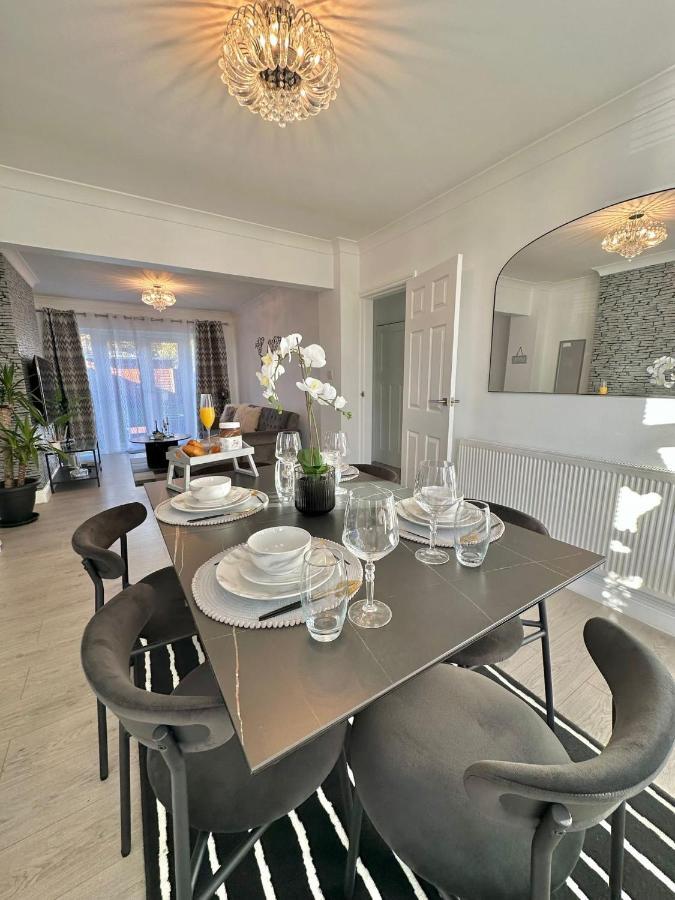 Luxurious Family Home In West Midlands Northfield Exterior photo
